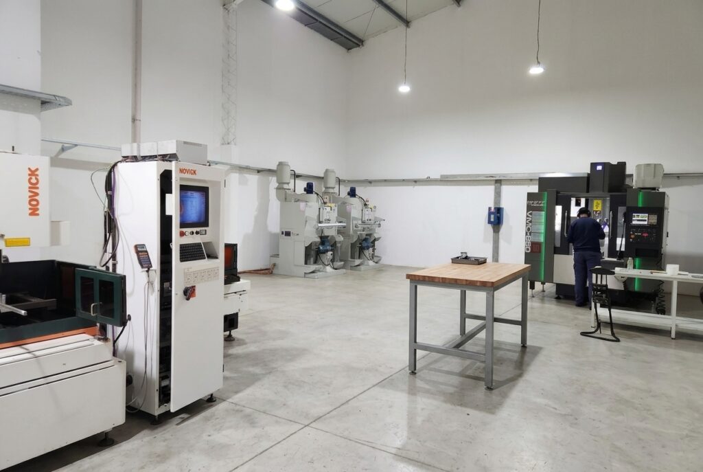 Pulidoras, centro de mecanizado CNC y máquinas corte por hilo